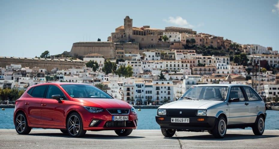 33 años de SEAT Ibiza: El compacto que internacionalizó la marca posa junto a la última generación