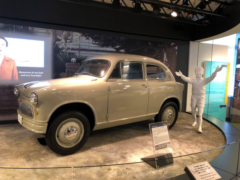 Suzulight: Así era el primer coche que fabricó Suzuki en 1954, con 16 CV y dos cilindros