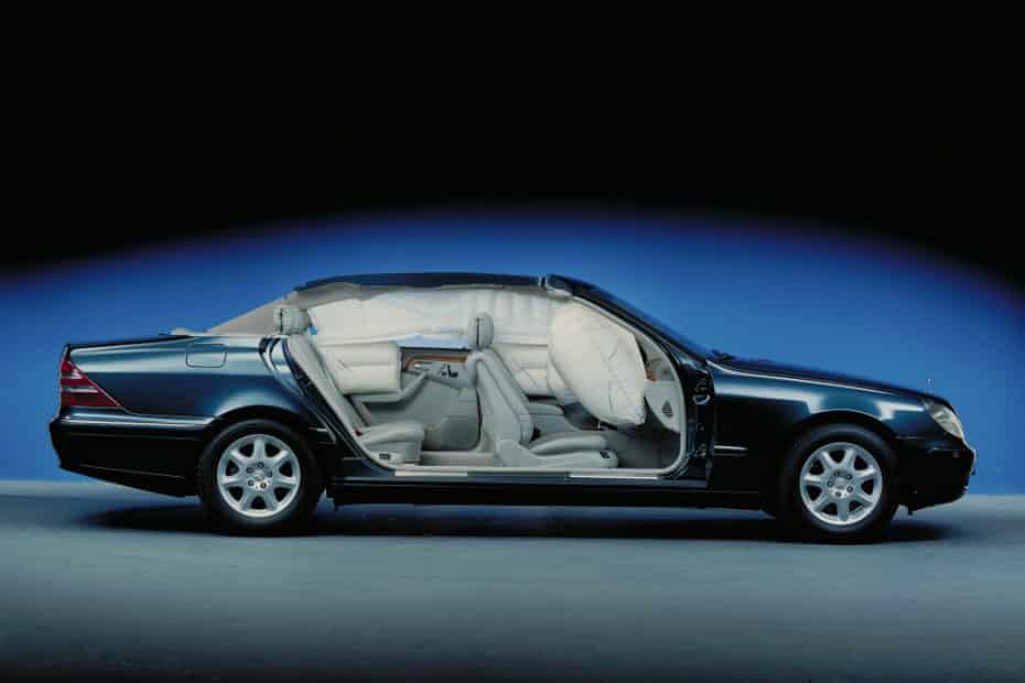Mercedes-Benz celebra los 30 años del airbag frontal: Así es la historia de un invento salvavidas