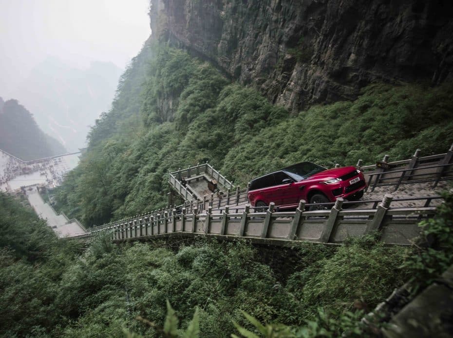 El Range Rover Sport P400e ha sido el primer coche en alcanzar las puertas del cielo ¡Literalmente!