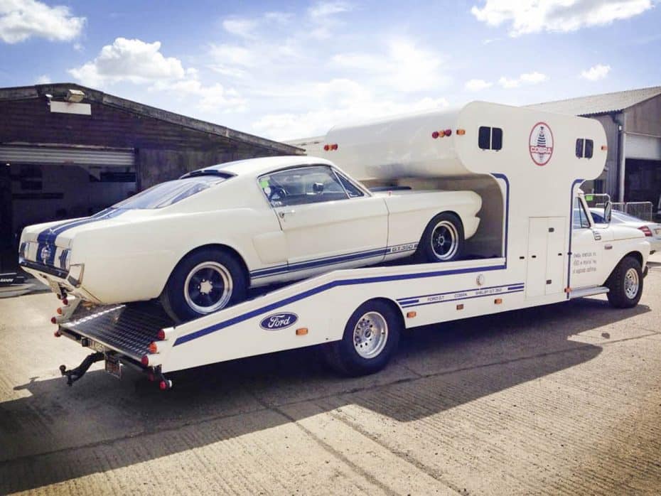 Este Ford F-150 de 1966 es el accesorio perfecto para llevar tu Mustang al circuito