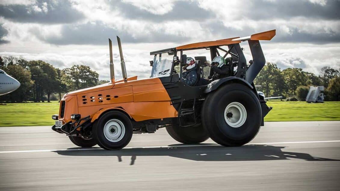 Este tractor pilotado por ‘The Stig’ ha logrado el nuevo Récord Guinness de velocidad ¡A más de 140 km/h!