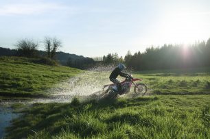 Nova Honda CRF 450L é moto de trilha para rodar na rua - UOL Carros