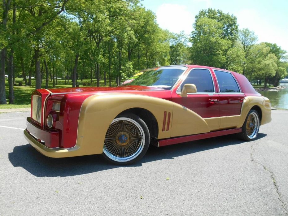 Es un Lincoln Town Car, aunque más bien parece un Rolls-Royce Phantom edición ‘Iron Man’