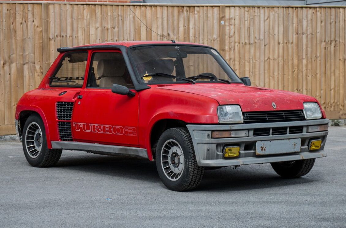 Este Renault 5 RS Turbo 2 Evolution puede ser tuyo, aunque necesita una restauración…