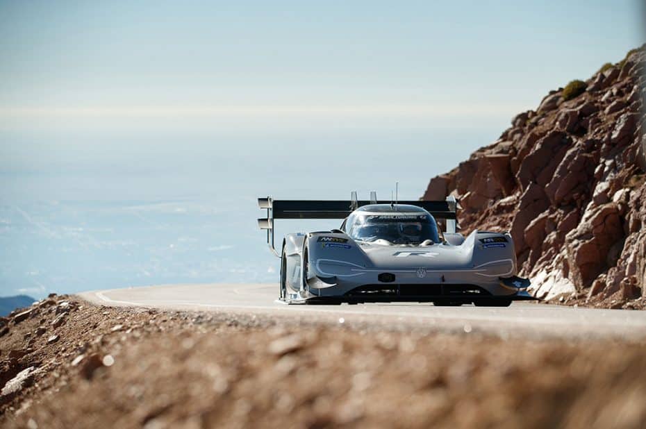 El Volkswagen I.D. R arrasa en Pikes Peak: ¿Quién dijo que el récord de Loeb era insuperable?