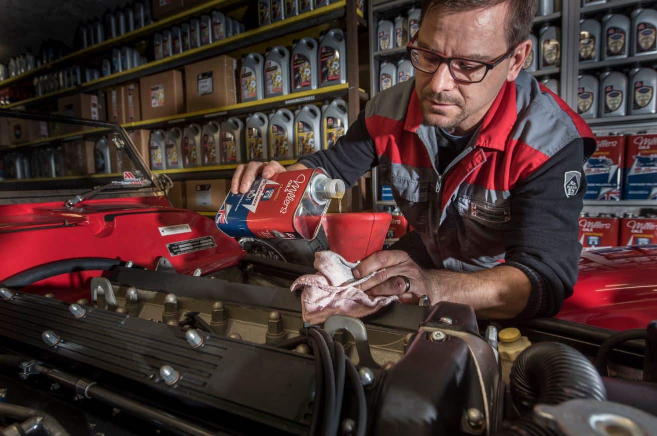 Cómo limpiar el motor de un coche en el taller