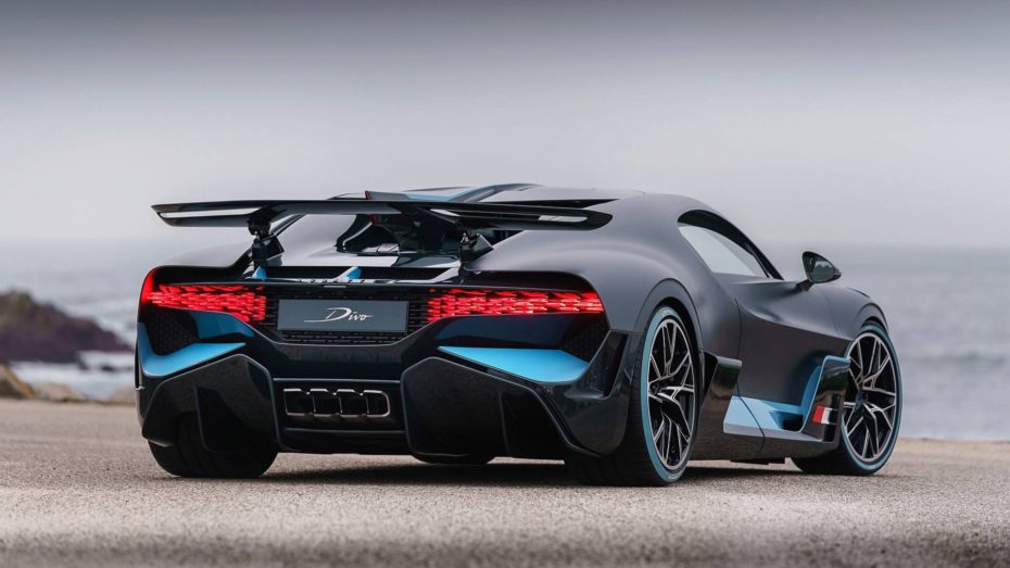 Si te ha gustado el Bugatti Divo, en esta extensa galería de imágenes puedes conocer todos sus detalles