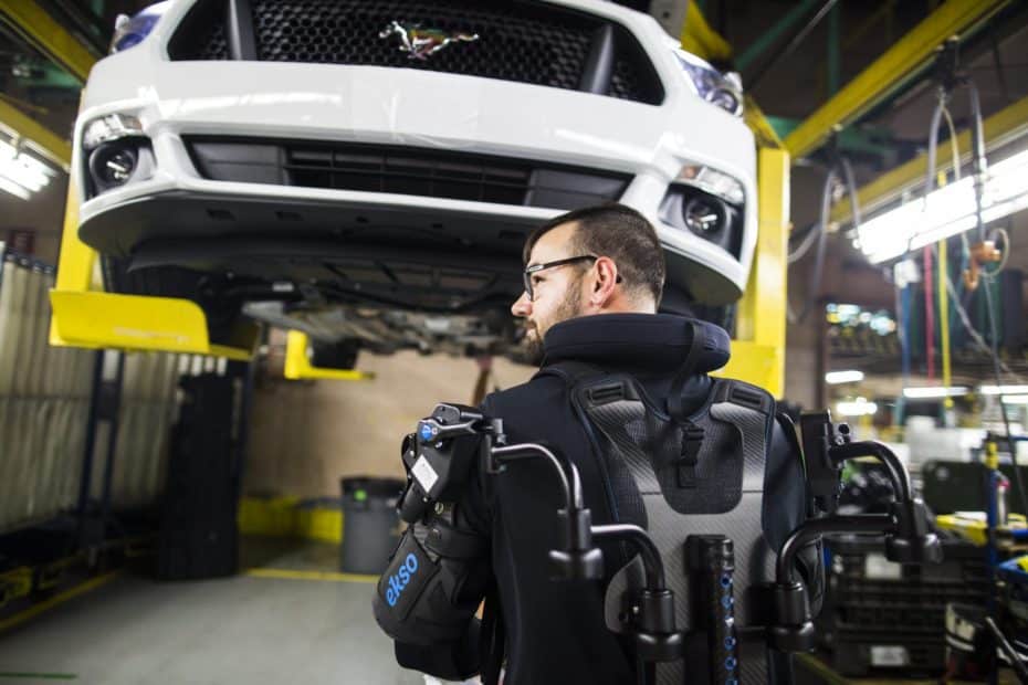 Te presentamos el EksoVest: Un exoesqueleto con el que Ford equipará a sus trabajadores