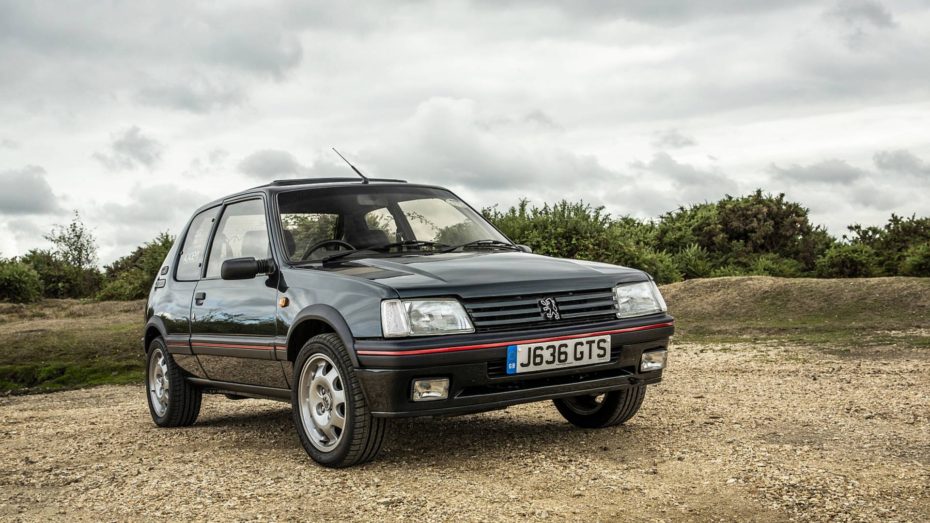 Este Peugeot 205 GTI restaurado esconde una gran sorpresa en su interior ¿Adivinas qué es?