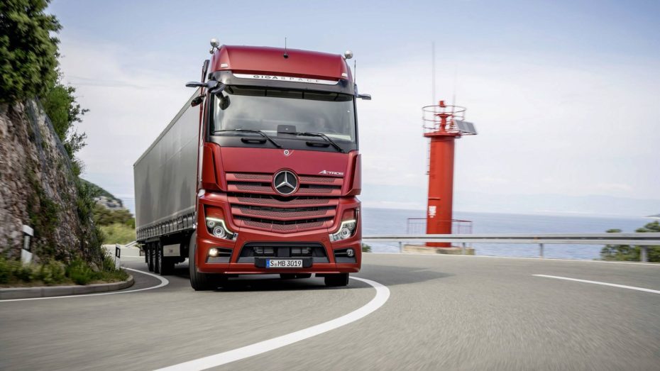 Las cámaras en lugar de los espejos retrovisores llegan al nuevo Mercedes-Benz Actros 2019