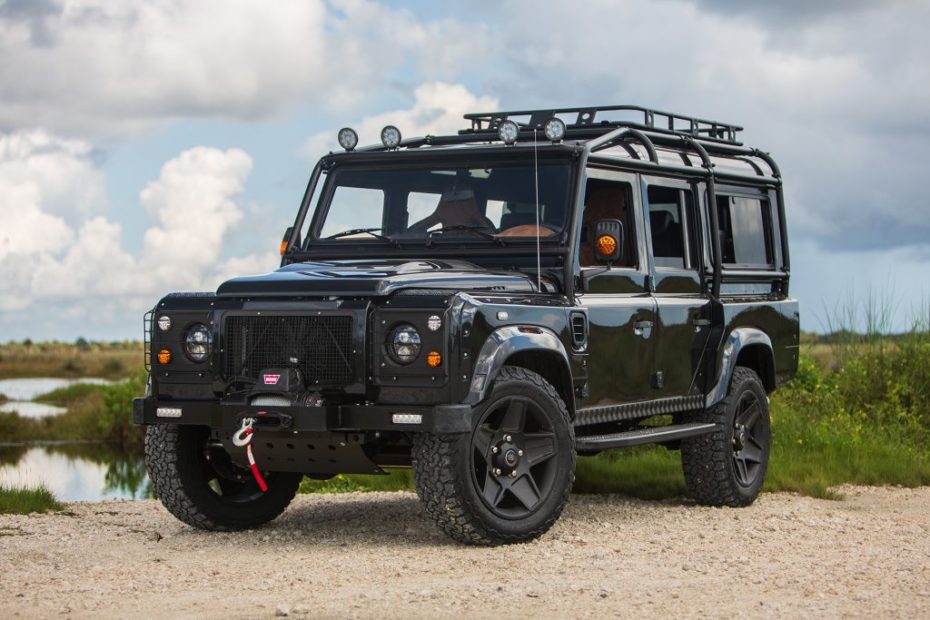 E.C.D. Automotive Design ha creado el Project Evolution: Un salvaje Defender con motor Corvette