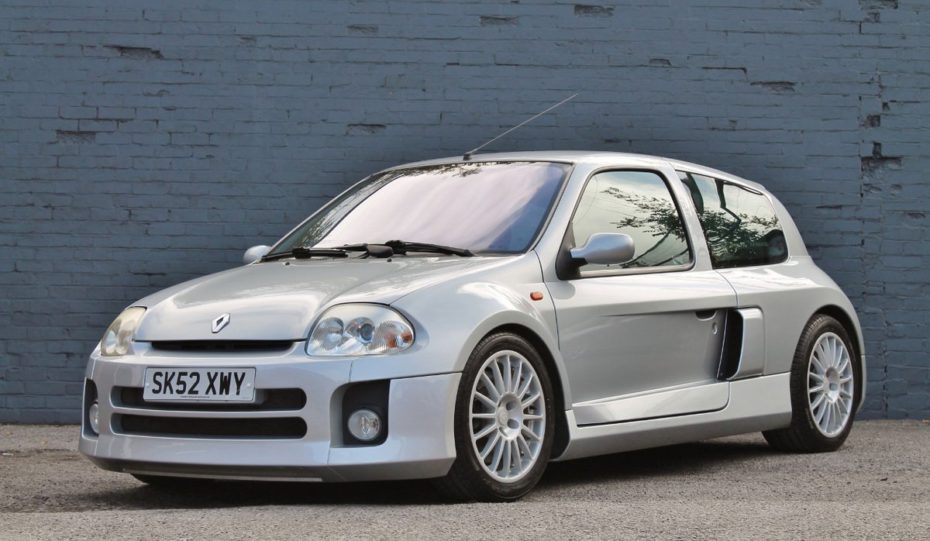 Este Renault Clio V6 de tracción trasera es un juguete único ¡Y está a la venta!