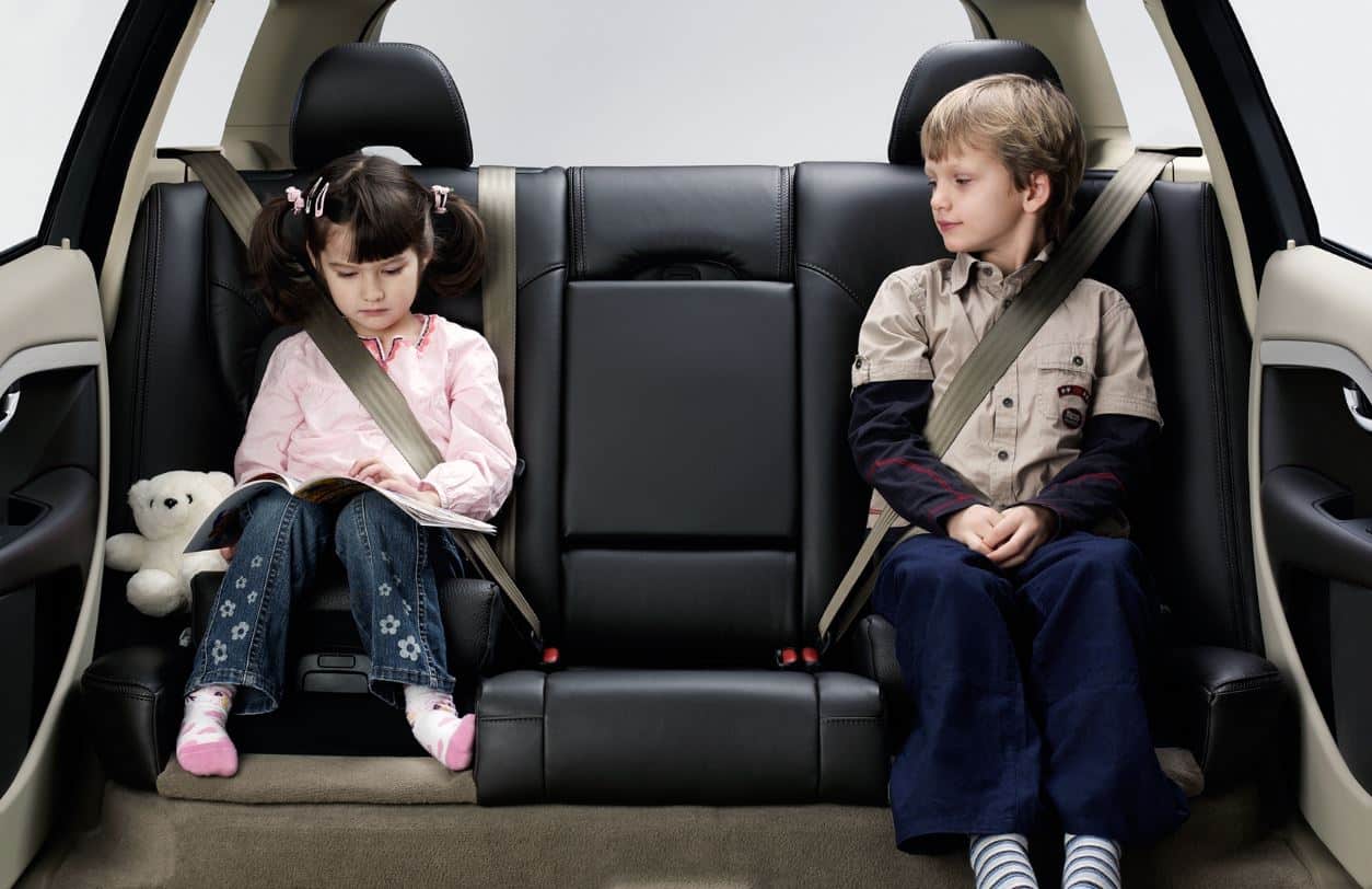 Dónde sentar a los niños en el coche? Aquí la respuesta