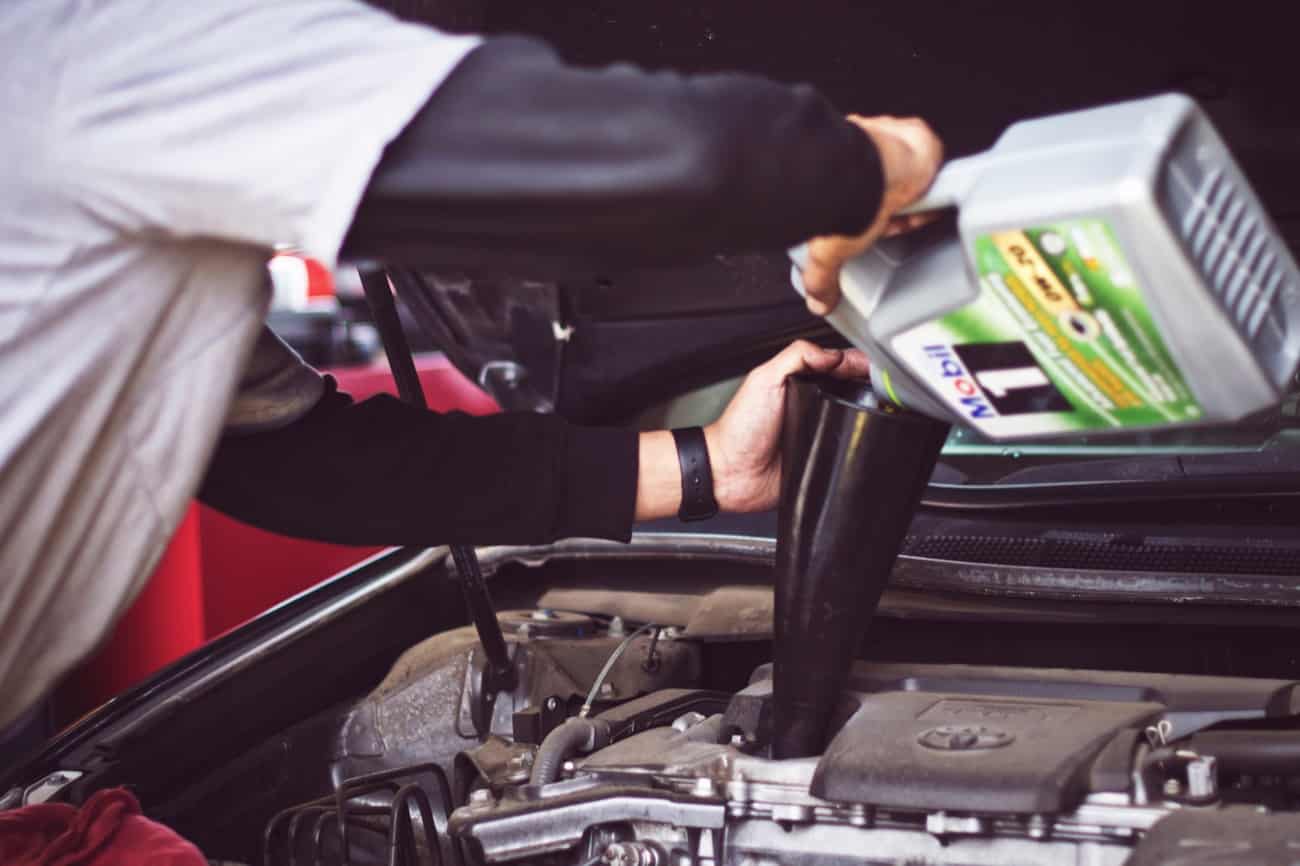 Estas son las señales que da el motor de tu coche para avisarte de que  debes cambiar el aceite