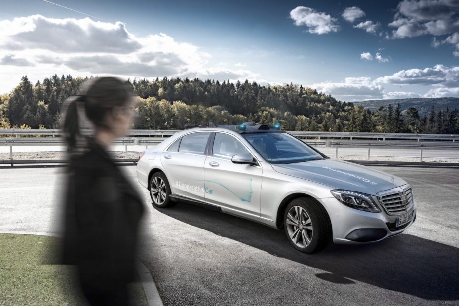 Mercedes presenta el “Co-operative Car”: Un Clase S autónomo capaz de interactuar con los peatones