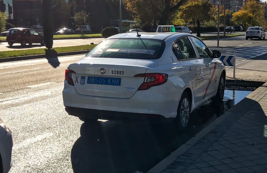 ¿Por qué los taxis y los VTC llevan matrículas azules?