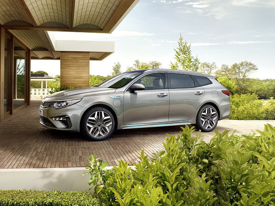 [Imagen: 14295-kia-optima-sw-phev-forward-design.jpg]