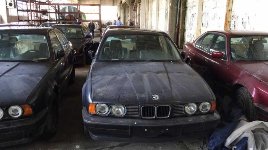 ¿Buscas un BMW Serie 5 E34? Estos han aparecido abandonados y van a subasta con 0 kilómetros