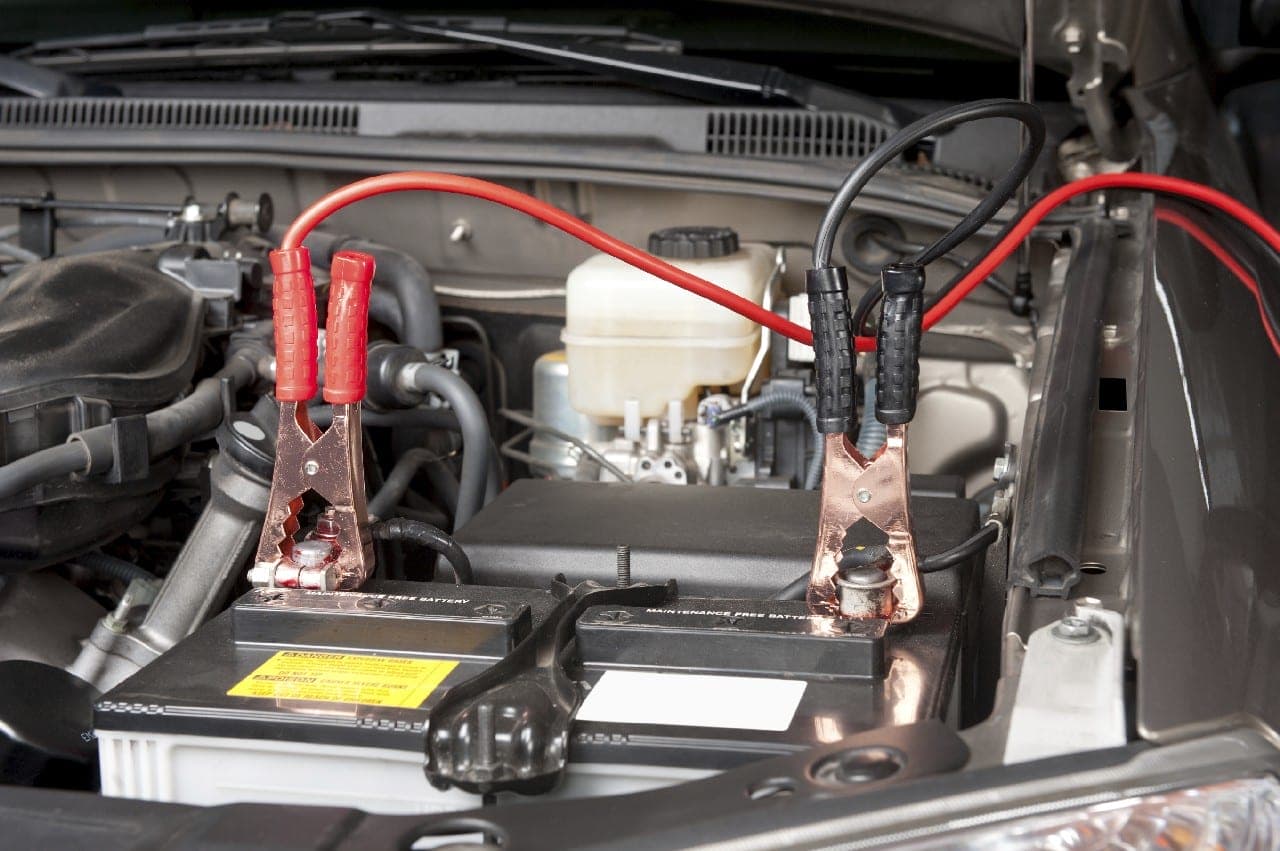 Guía práctica para arrancar un coche con pinzas