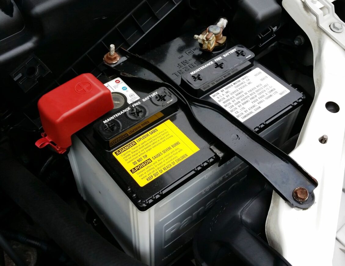 Cómo limpiar los bornes de la batería del coche