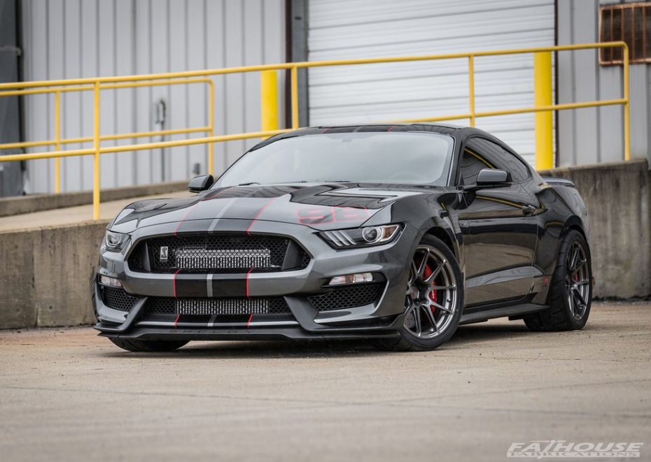 Este «discreto» Ford Mustang Shelby GT350 esconde en sus entrañas más de 1.300 CV