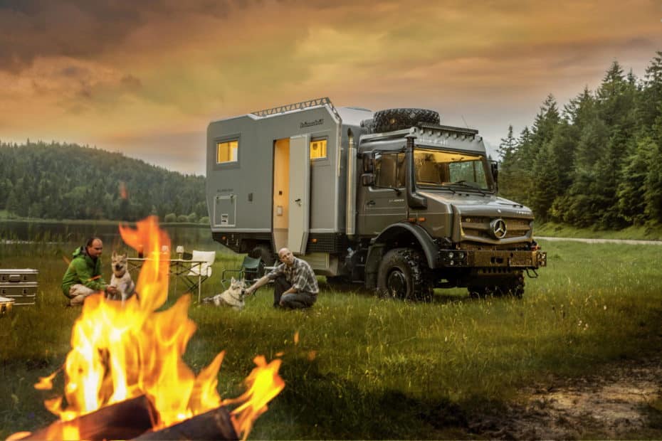 Este Mercedes Unimog es una camper autosuficiente con la que perderte largas temporadas por el monte