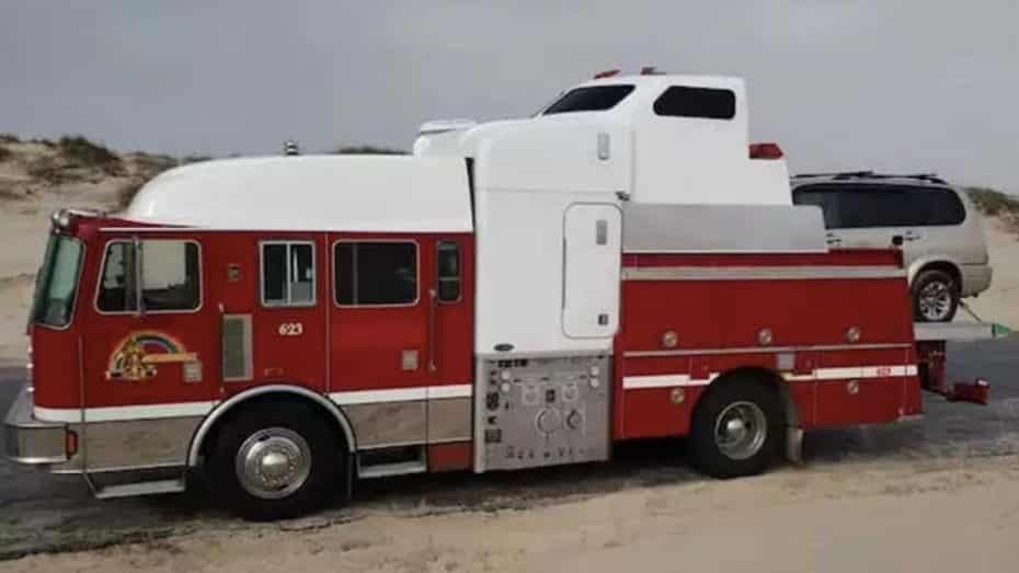 Este camión de bomberos es en realidad la camper más original que has visto ¡Y tiene hasta garaje!