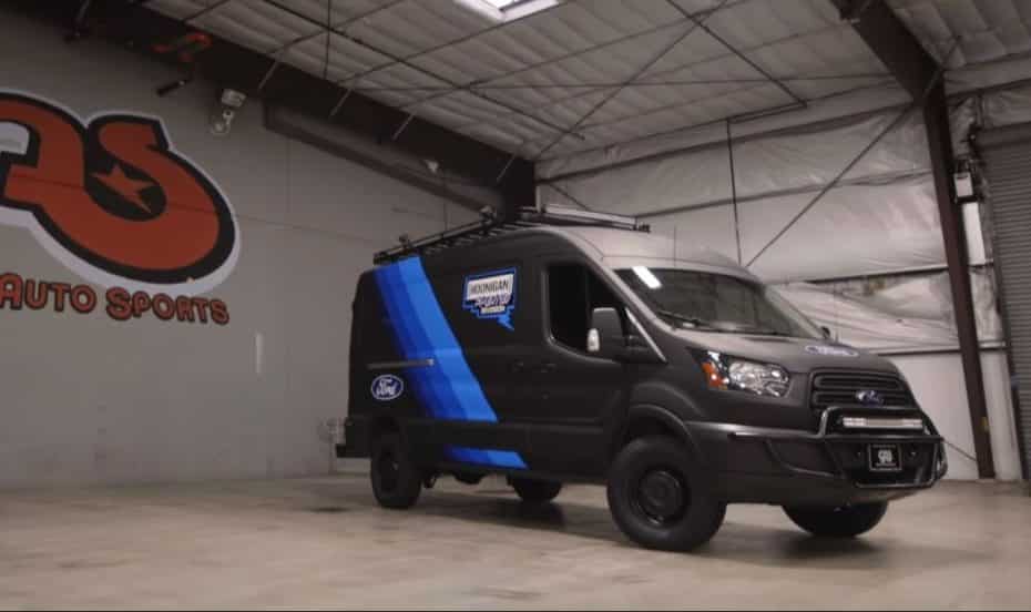 Ken Block no se conforma con el Ford Escort Cosworth: Dos salvajes Transit biturbo de 310 CV le prestan apoyo