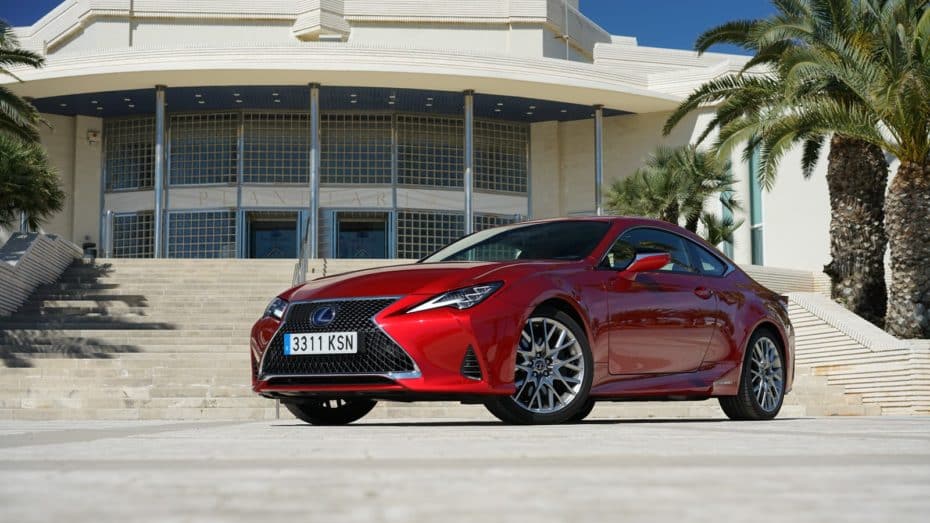 Prueba Lexus RC300 h Luxury: Espectacular diseño y pegatina ECO, pero lejos de sus rivales