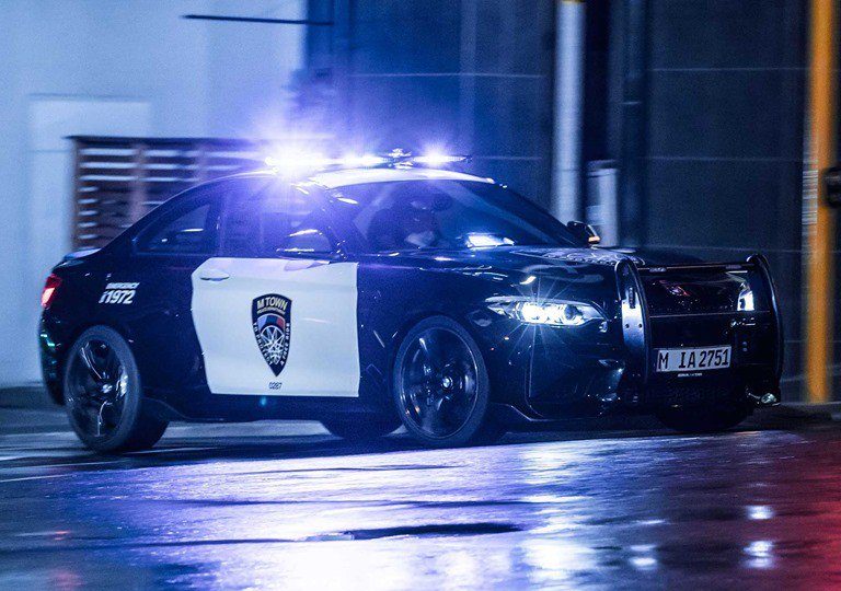 El uniforme de policía no le sienta nada mal al BMW M2 Coupé…