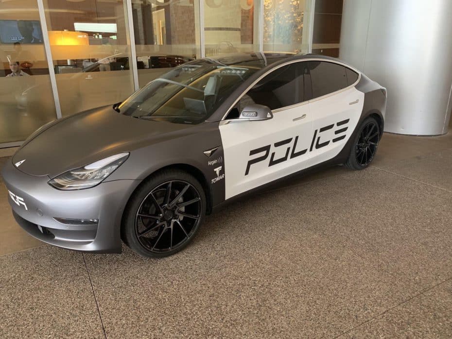 El uniforme no le queda nada mal al Tesla Model 3 ¿Llegaremos a verlo ‘apatrullando’ la ciudad?
