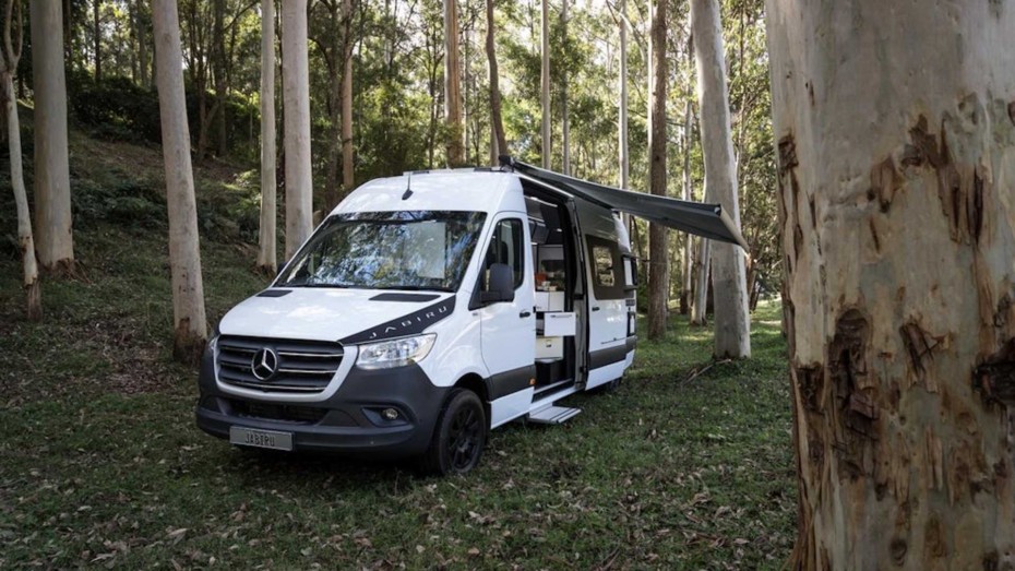 Lo último de Trakka es una Mercedes-Benz Sprinter camperizada con paneles solares y nevera giratoria