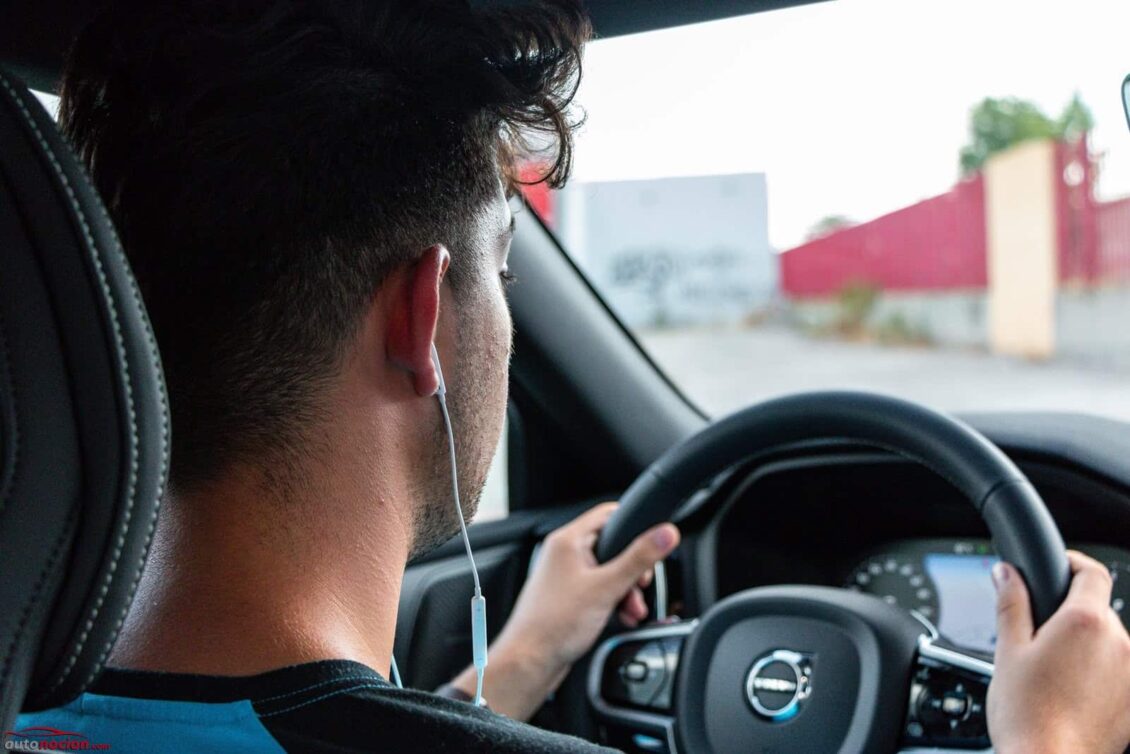 ¿Puedo conducir un coche, bici o moto con auriculares?: Hay multas incluso como peatón