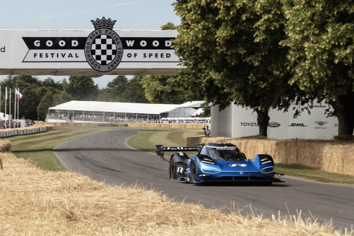 El Volkswagen ID.R ha establecido un nuevo récord absoluto en el FoS de Goodwood 20 años después