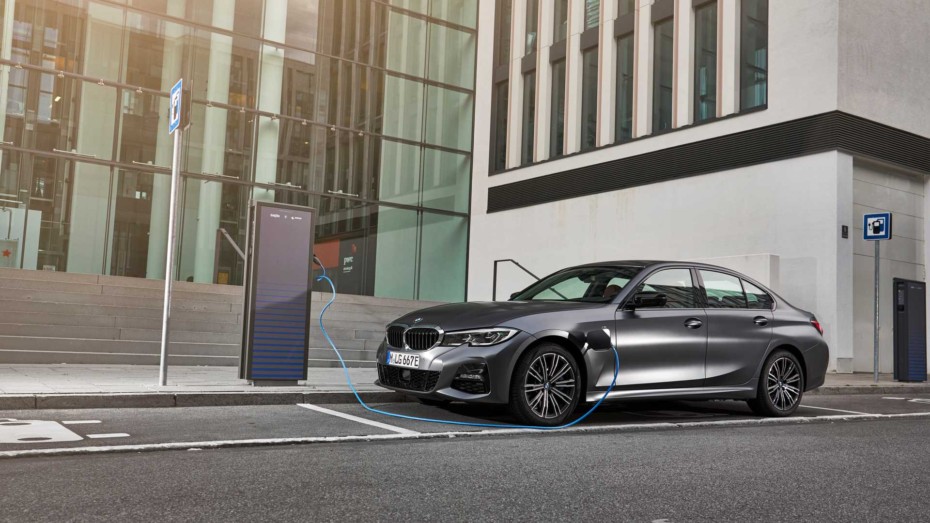 BMW 330e 2020: Llega el híbrido-enchufable con 252 CV y función XtraBoost