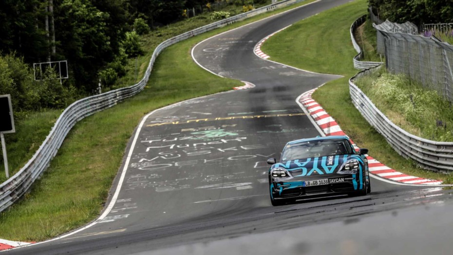 El Porsche Taycan ya ha batido su primer récord en Nürburgring: Tiempazo para un eléctrico