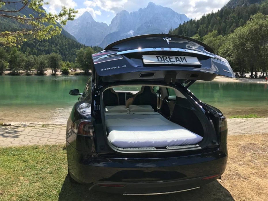 Por apenas 700 euros puedes camperizar tu Tesla con este cama plegable