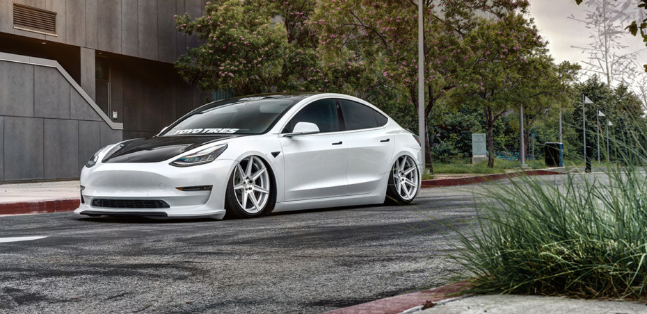 Este Tesla Model 3 es digno de los mejores videoclips de reguetón…