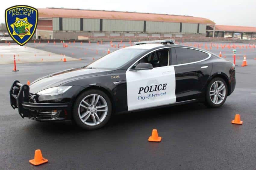 Mola tener un Tesla Model S de coche patrulla, hasta que se queda sin batería en plena persecución…