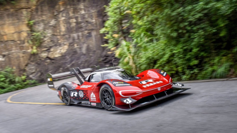 El Volkswagen ID.R se alza con otro récord: La Montaña de Tianmen y sus 99 curvas en 11 kilómetros