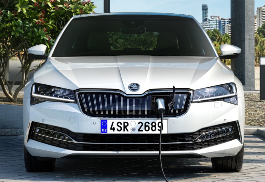 Nuevas imágenes del renovado Skoda Superb, híbrido incluido