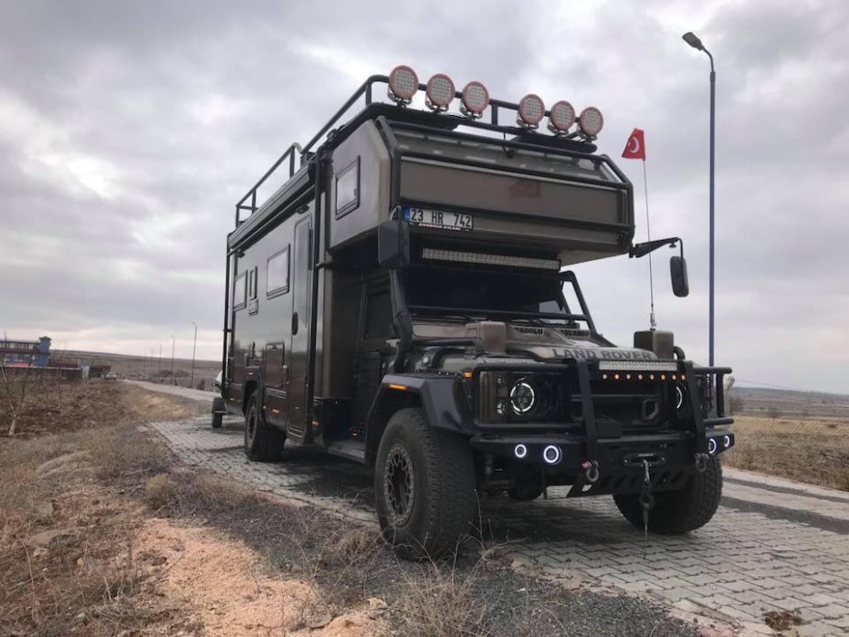 Esta camperización del Land Rover Defender probablemente sea una de las mejores que has visto