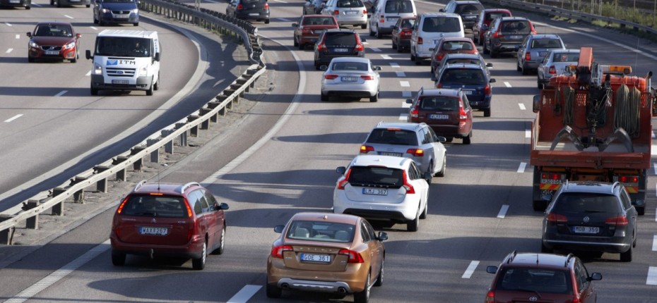 Limitar la velocidad máxima en autopistas a 100 km/h: La última idea loca para reducir la contaminación