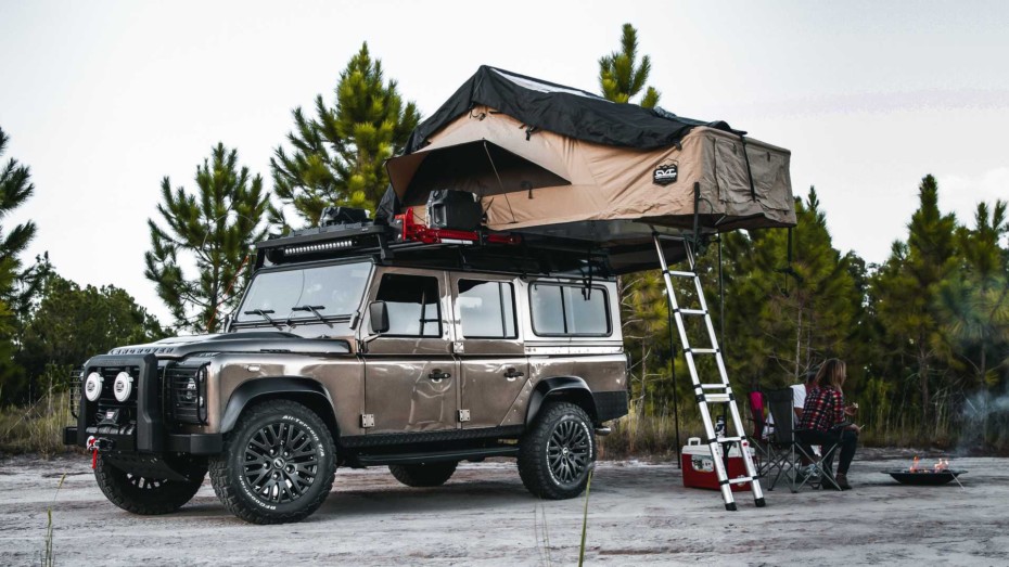 Este Land Rover Defender con motor V8 de Corvette es la camper de tus mejores sueños