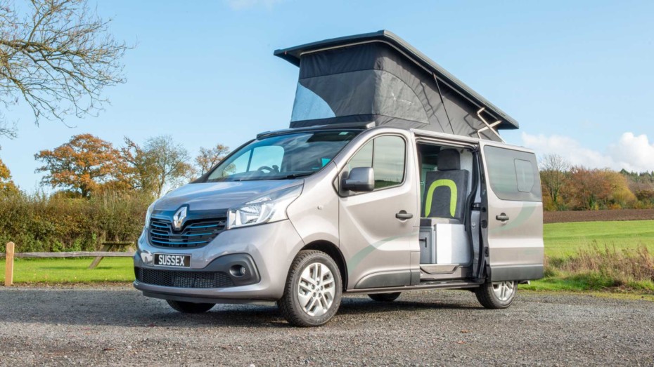 El Renault Trafic se convierte en una práctica y equipada camper gracias a Sussex Campervans