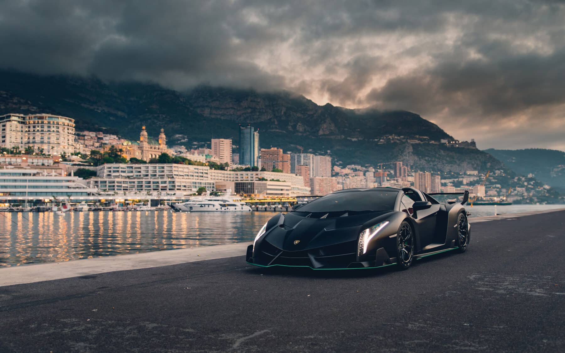 Este Lamborghini Veneno Roadster en negro satinado podría alcanzar una  cifra récord en subasta