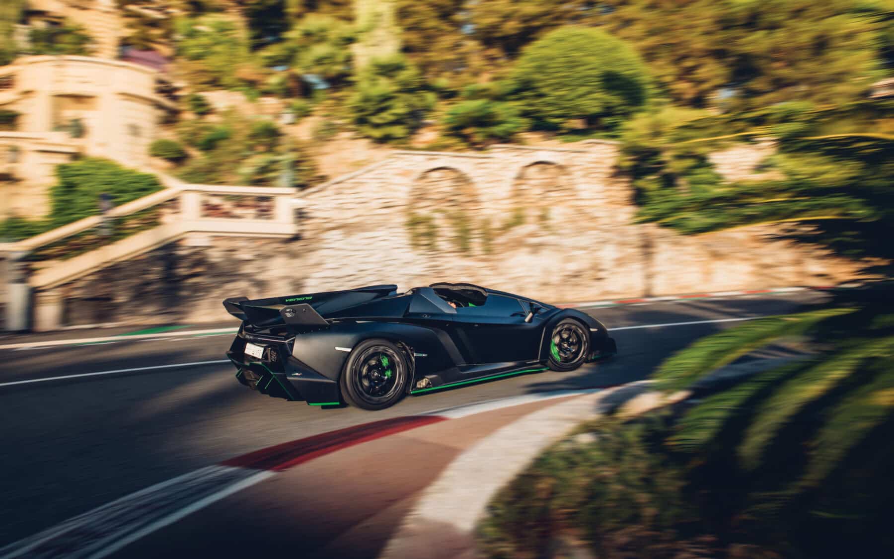 Este Lamborghini Veneno Roadster en negro satinado podría alcanzar una  cifra récord en subasta
