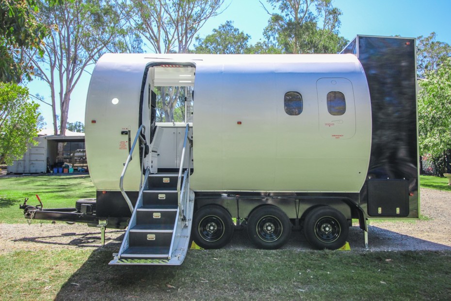 Esta caravana hecha con el fuselaje de un avión es una de las camper más originales que vas a ver