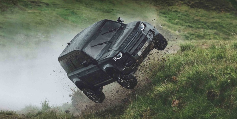 El anuncio del nuevo Land Rover Defender es… diferente: ¿Demostrando su dureza?